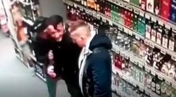 politia capitalei solicita sprijin pentru identificarea a 3 tineri care au agresat un barbat de 53 de ani intr un magazin