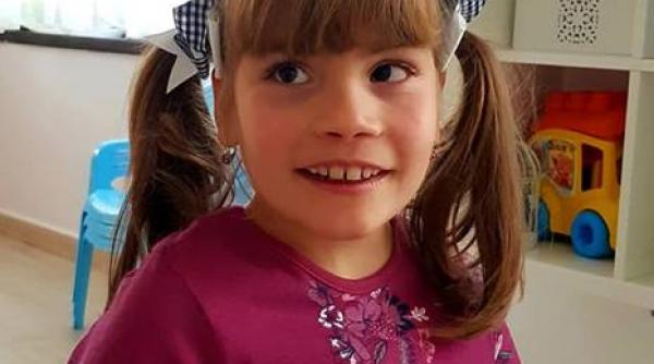 povestea mamei care sta cu fetita ei in banca in clasa pregatitoare