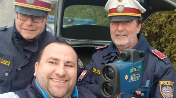 un roman din austria si a facut selfie cu politistii care l au amendat
