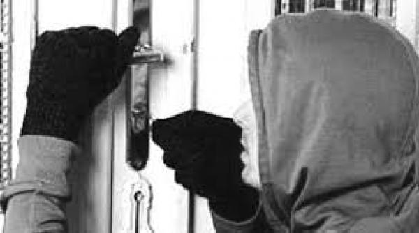 un barbat din galati a fost retinut dupa ce a fost prins in timp ce fura dintr un magazin