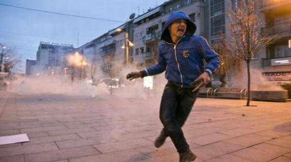 albania politia a folosit gaze lacrimogene si tunuri cu apa contra manifestantilor la tirana