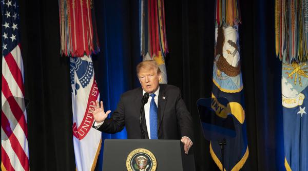 trump paseaza combatantii si