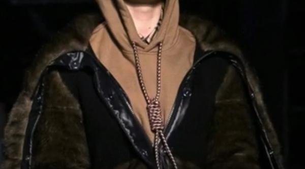 burberry si hanoracul care trimite la ideea de sinucidere