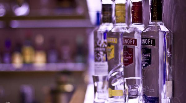 o tanara si a pierdut vederea dupa ce a baut o combinatie de vodka cu metanol