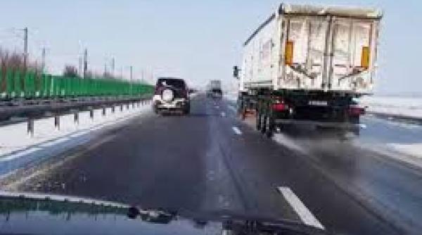 atentie soferi vantul a smuls bucati din parapetul median de pe a2