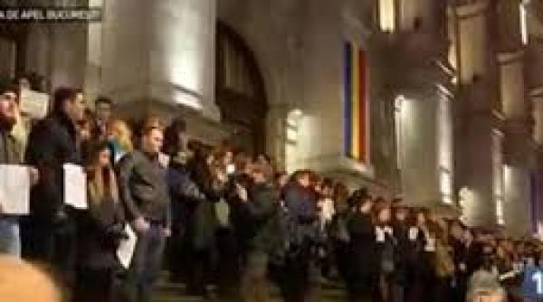cateva sute de judecatori si procurori protesteaza in fata sediului curtii de apel din cluj napoca