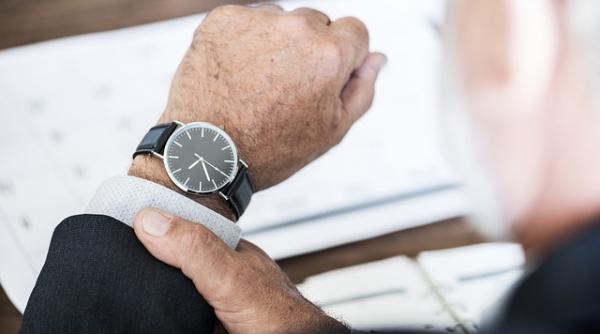 un ministru japonez obligat sa isi ceara scuze dupa ce a intarziat 3 minute la o sedinta in parlament opozitia ii cere demisia