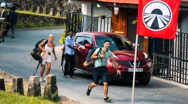 vedetele asia express lupta pentru un bilet de avion catre india