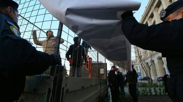 scandal la ministerul justitiei protestatarii rezist au aruncat cu oua spre cladire