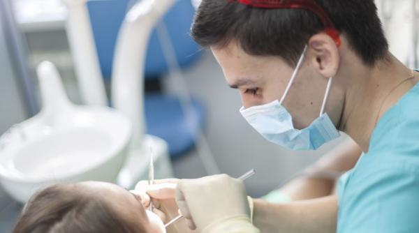 romanii nu calca pe la dentist