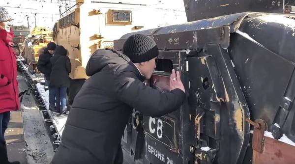 rusii isi plimba trofeele de razboi