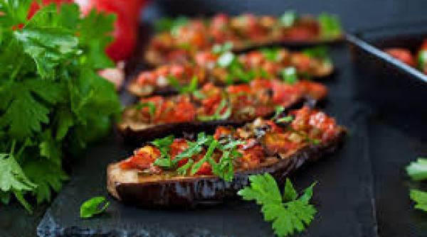 reteta zilei vinete la cuptor cu rosii ardei iute si usturoi