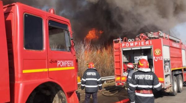 incendiu devastator in apropiere de autostrada bucuresti pitesti traficul a fost inchis din cauza vizibilitatii reduse