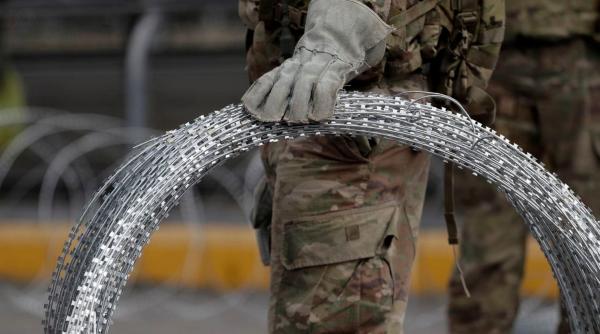 ministerul apararii sua oamenii vor decide intotdeauna daca robotii inarmati pot trage