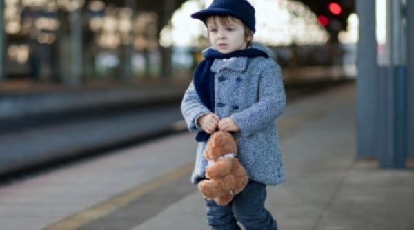 revoltator copil in varsta de 1 2 ani gasit abandonat in scara unui bloc din adjud