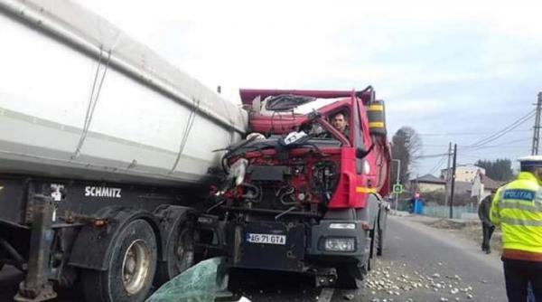 accident teribil in arges doua camioane s au ciocnit un sofer a ramas incarcerat in cabina
