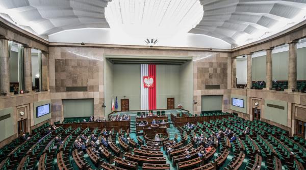 in parlamentul polonez se difuzeaza un ziar care arata cum recunoastem un evreu