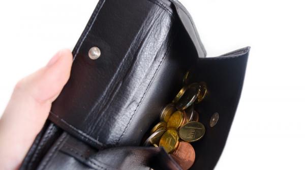 salariile scad in mediul privat dar cresc la bugetari