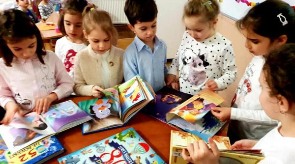 aproximativ 150 de copii au fost respinsi la inscrierea in clasa pregatitoare in bucuresti parintii acuza ministerul ca a schimbat regulile de intrare in scoala