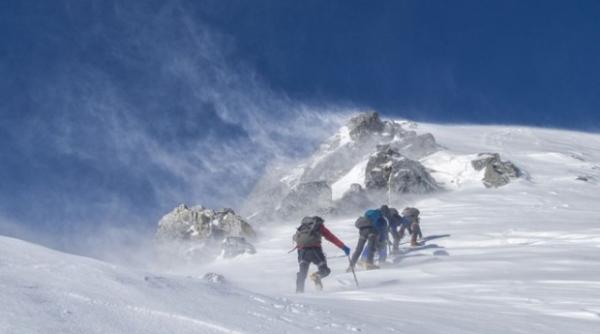 mai multi turisti au fost recuperati in conditii extreme de viscol cu vant de salvamontisti in masivul ceahlau