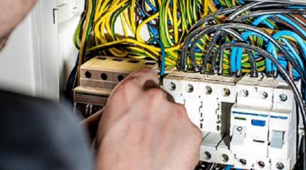 un fals electrician a furat 30 000 de lei din casa unei femei