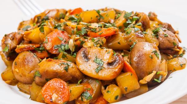 reteta zilei mancare de post cu cartofi si ciuperci