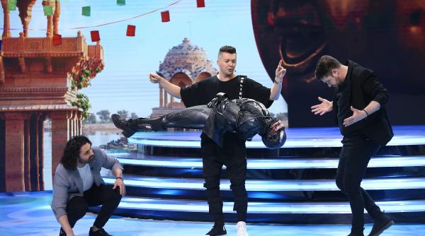 vedeta din spatele mastii venom a stat trei ore fara sa vada si sa auda a trebuit sa i turnam pe cap si corp o substanta foarte fierbinte