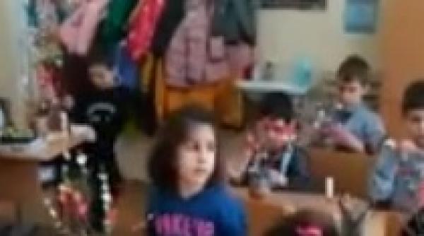 video scene teribile intr o scoala din bucuresti o invatatoare surprinsa in timp ce urla la elevi