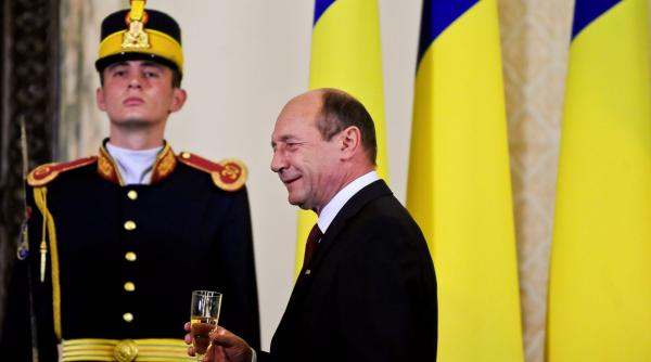basescu dirija justitia si armata de la carciuma