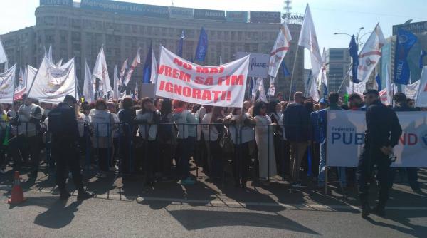 grefierii protesteaza in fata guvernului fata de conditiile de munca