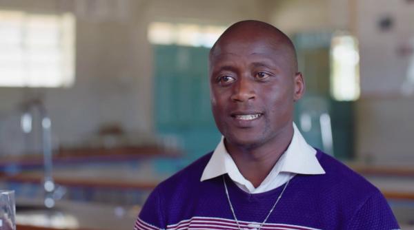 un calugar franciscan din kenya desemnat cel mai bun profesor din lume