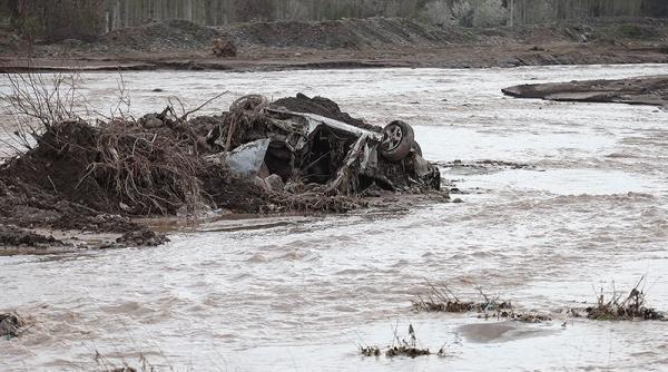 inundatiile din iran de o rara amploare au facut cel putin 19 morti