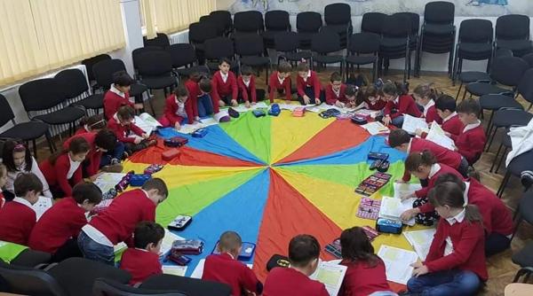 invatatoarea care le preda copiilor prietenia