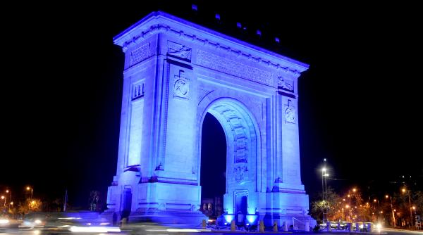 galerie foto arcul de triumf a fost luminat in albastru pentru a marca ziua internationala de constientizare a autismului
