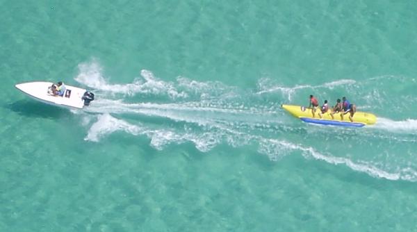 un tanar a murit dupa ce a fost aruncat de pe o banana gonflabila