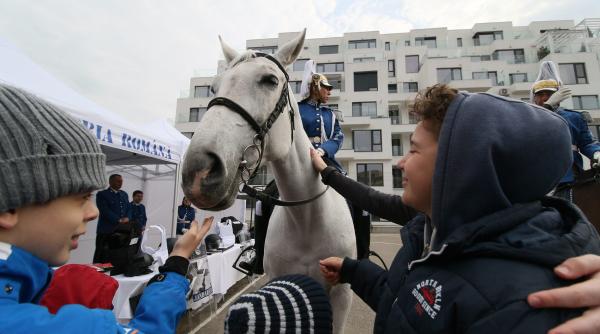 demonstratii cu cai printre copii speciali de ziua jandarmeriei