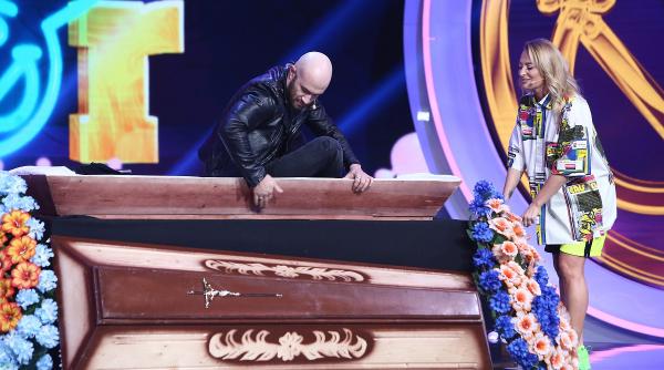 mihai bendeac probeaza sicriul unui concurent iumor