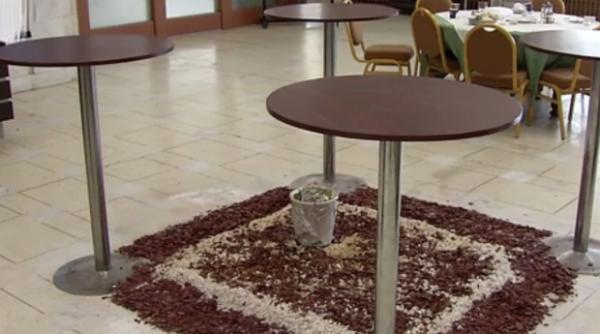 tavanul casei poporului este gaurit si apa se scurge prin infliltratii