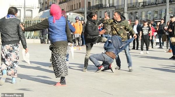 video politia spaniola a intervenit in forta la madrid pentru a opri o bataie intre tiganii din romania