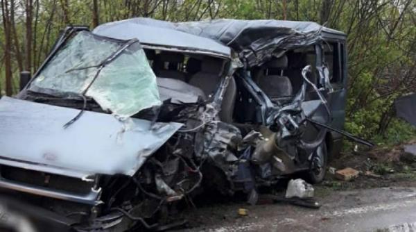 accident teribil in dambovita un microbuz cu pasageri a fost zdrobit de un tir