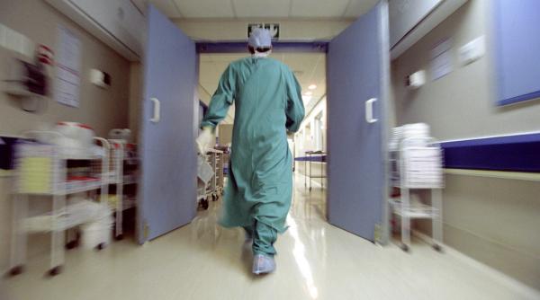 un antrenor din barlad a ajuns de urgenta in spital dupa ce a fost batut de sapte interlopi cu o ranga