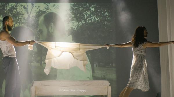 spectacolul oxygen o productie teatrelli cu actorii antoaneta cojocaru si daniel pascariu urca in aceasta seara pe scena cunoscutului theatre aleph din franta