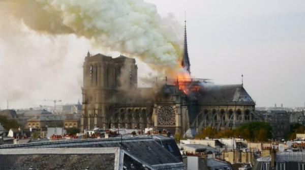 emmanuel macron promite reconstruirea catedralei notre dame in termen de cinci ani
