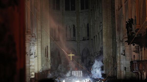operele salvate de la catedrala notre dame vor fi transferate la muzeul luvru