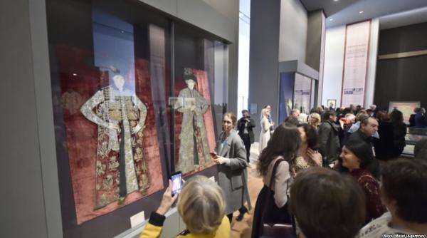 expozitia broderii de traditie bizantina din romania inaugurata la luvru in prezenta custodelui coroanei