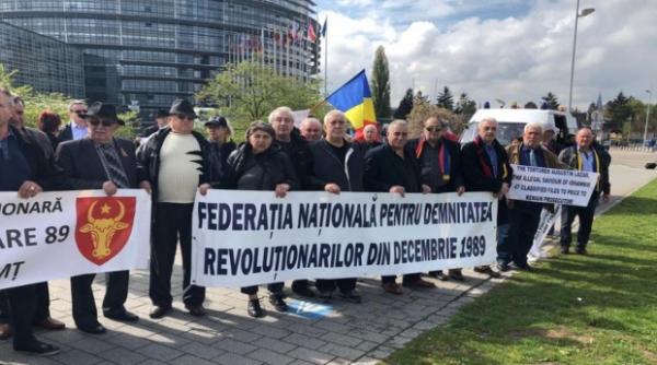 protest al revolutionarilor in fata parlamentului european se cere demiterea lui augustin lazar