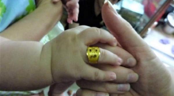 situatie inedita la barlad un bebelus a fost botezat cu un ghiul de aur pe un deget