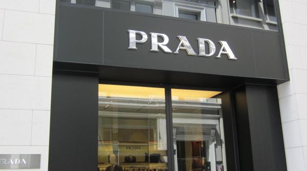 prada va organiza o prezentare de moda la shanghai in locul traditionalei defilari de la milano in iunie