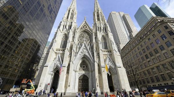 un barbat a fost arestat la new york dupa ce a intrat cu doua bidoane de benzina intr o catedrala