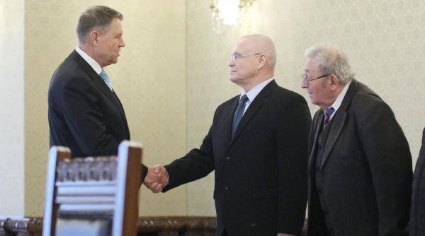 iohannis pune gaz pe foc si da de inteles ca nu l va numi pe nicolicea